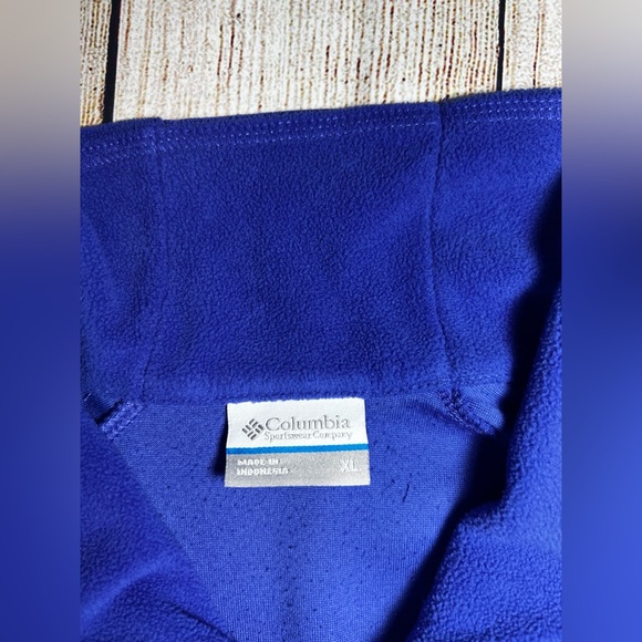 Lightweight Columbia Pullover - Picture 3 of 4